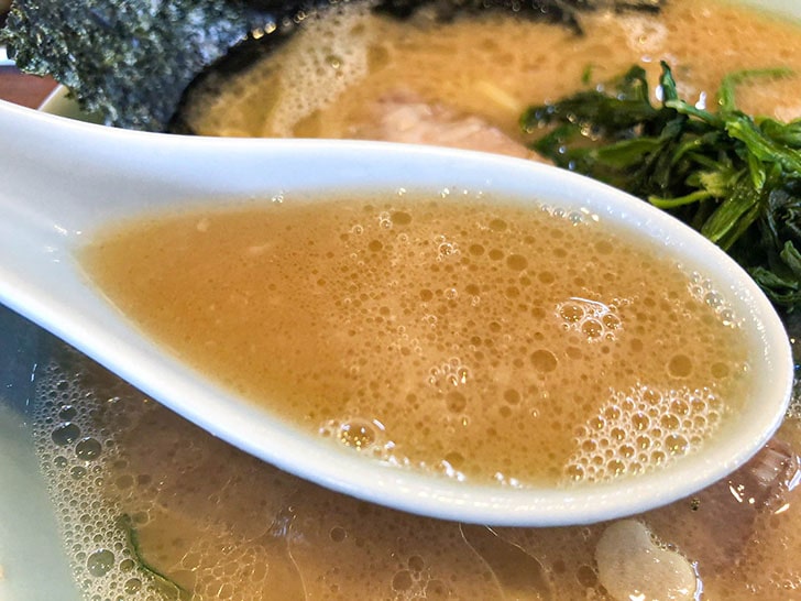 らーめん(並)の豚骨醤油スープ