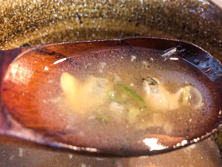 ラーメン 凌駕堂 スープの底には貝が入っている