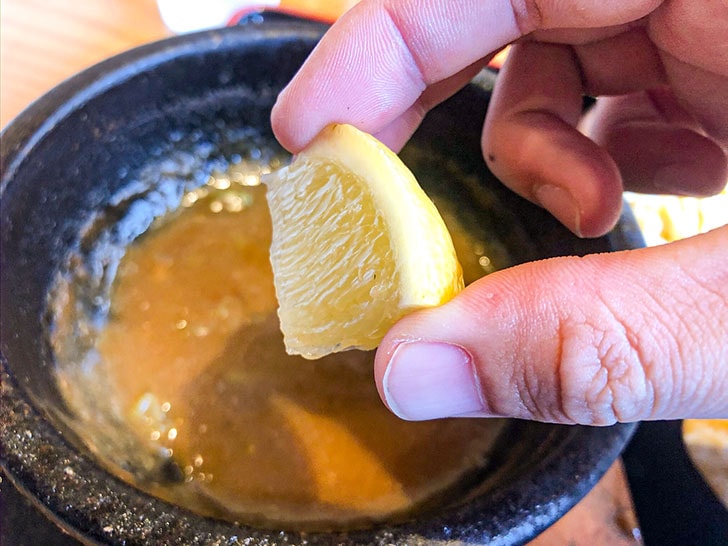 札幌海老麺舎 金沢銭五店 レモンで味を変える