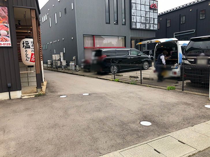 とりとん 御経塚店 駐車場入口